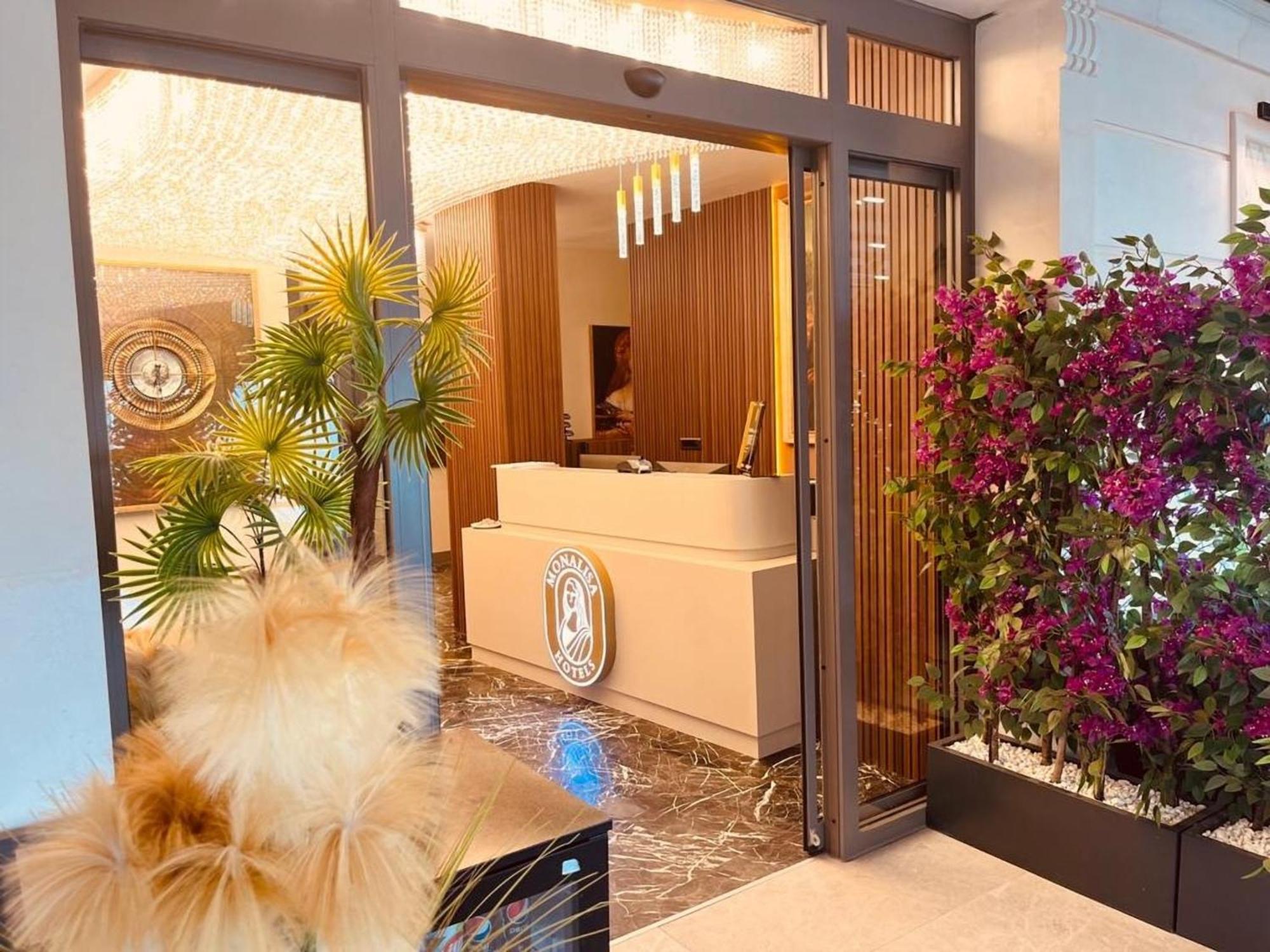 Monalisa Hotels 쿠사다시 외부 사진